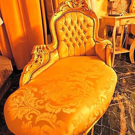 Botticelli Love hotel