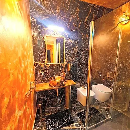 Botticelli Love hotel *